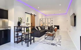 The Studio, Luxury Modern Apartment In The South Hams, Stunning Walks On The Doorstep, A 20 Minute Drive To The Beautiful Sandy Beaches, Quiet Courtyard Setting, Shops, Bars And Restaurants A Short Walk Away!
